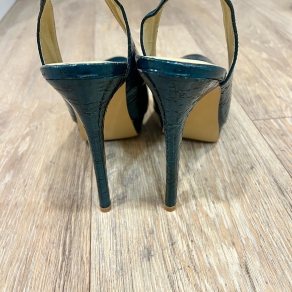 Tallulah Blu Sexy Teal Textured Round Toe Pumps - Picture 13 of 15